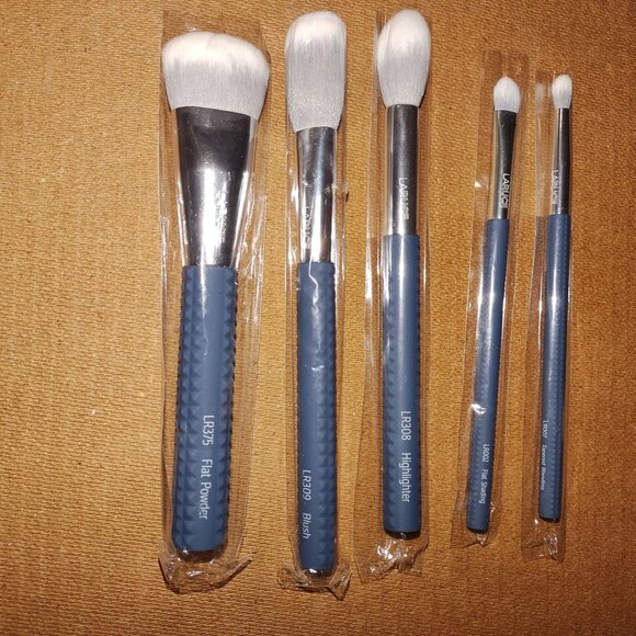 5-LARUCE Durable/professional-grade brushes for precise makeup application-NEW - Picture 1 of 5